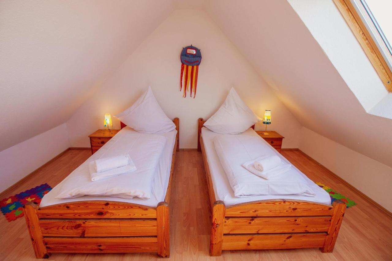 Haus Leuchtturm - Ebbe Appartement Krummhörn Buitenkant foto