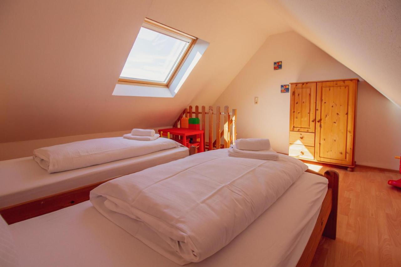 Haus Leuchtturm - Ebbe Appartement Krummhörn Buitenkant foto